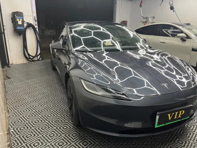 Tesla Model 3 — Фото автомобиля 2