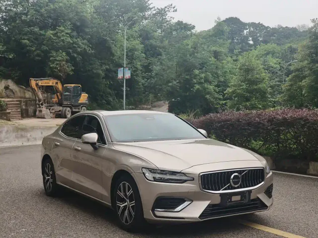 Volvo S60 — Фото автомобиля 3