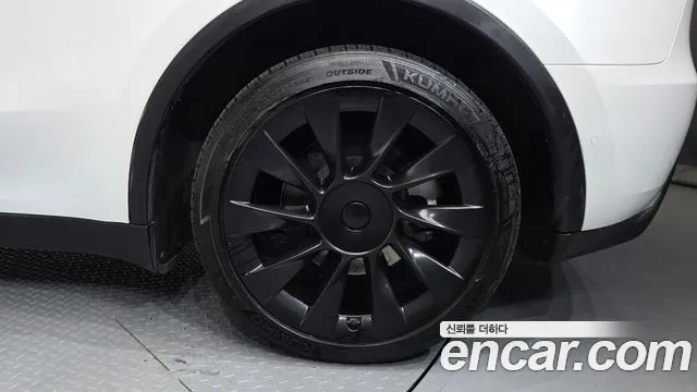 Tesla Model Y — Фото автомобиля 21