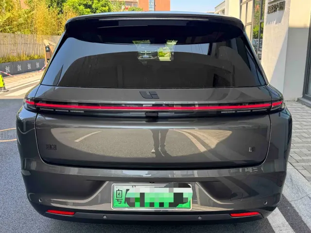 Li Auto L8 — Фото автомобиля 22