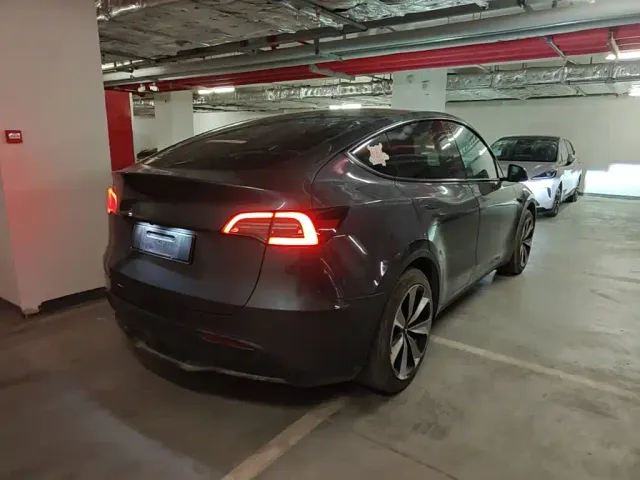 Tesla Model Y — Фото автомобиля 6