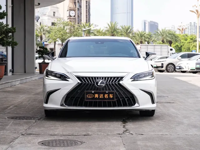 Lexus ES — Фото автомобиля 2