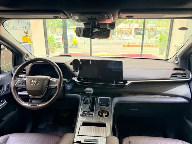 Toyota Sienna — Фото автомобиля 12