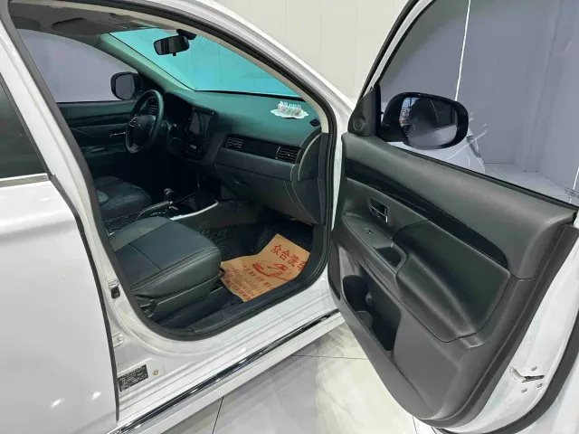 Mitsubishi Outlander — Фото автомобиля 17