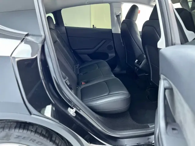 Tesla Model Y — Фото автомобиля 12