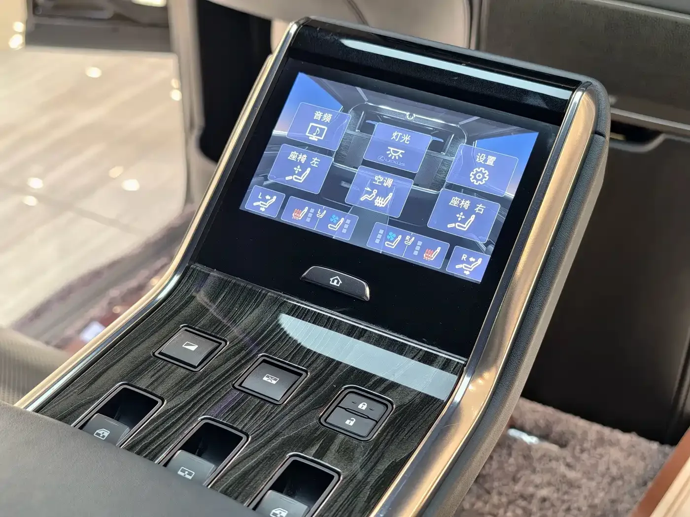 Lexus Lexus LM 2020 300h 4-Seat Imperial Edition — Фото автомобиля 14