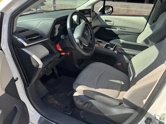 Toyota Sienna — Фото автомобиля 5