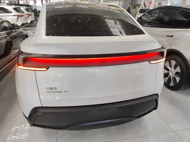 Tesla Model Y — Фото автомобиля 5