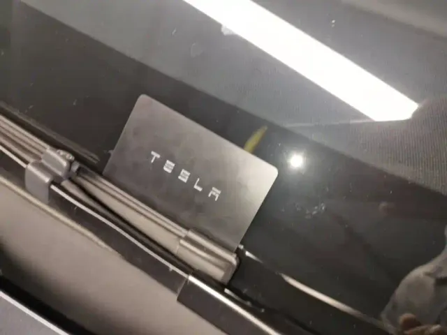 Tesla Model 3 — Фото автомобиля 8