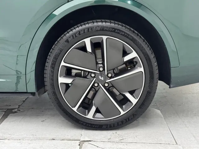 Li Auto L8 — Фото автомобиля 5