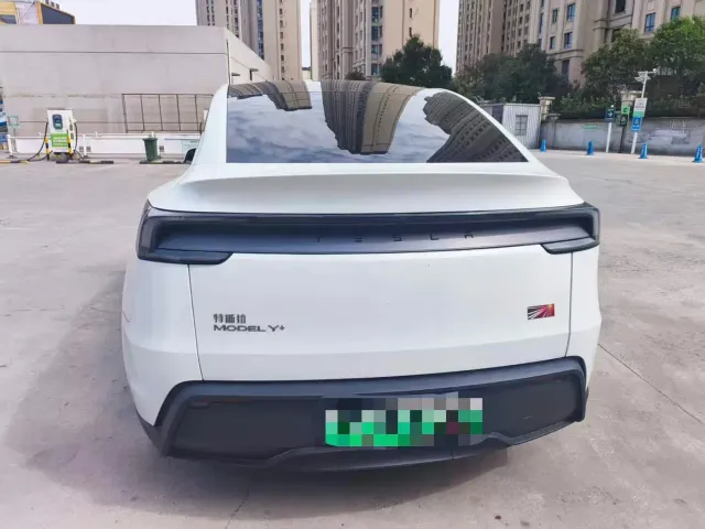 Tesla Model Y — Фото автомобиля 9