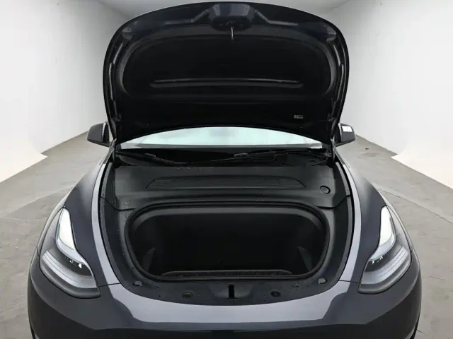 Tesla Model Y — Фото автомобиля 17