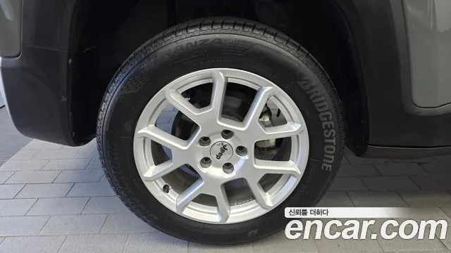 Jeep Renegade — Фото автомобиля 5