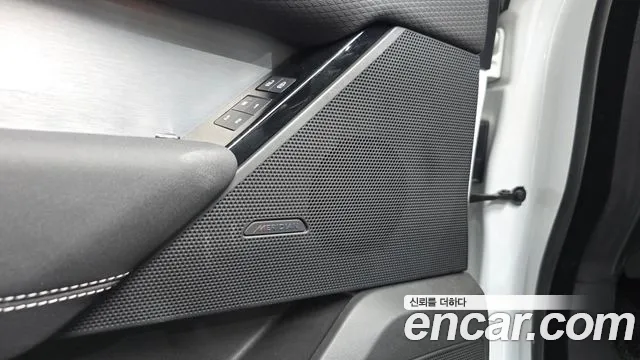 Land Rover Range Rover Velar Range Rover Velar 2.0 P250 R-Dynamic SE — Фото автомобиля 26