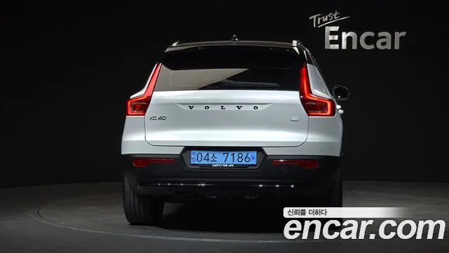 Вольво XC40 — Фото автомобиля 4