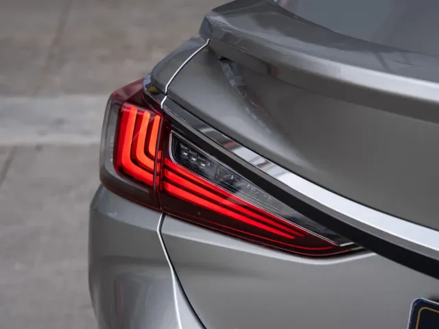 Lexus ES — Фото автомобиля 8