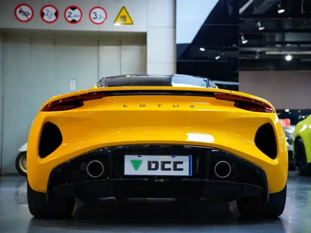 Lotus Emira — Фото автомобиля 11