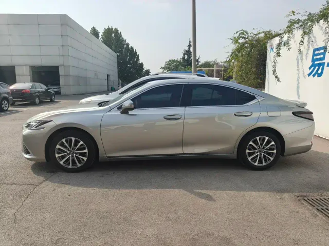 Lexus ES — Фото автомобиля 3