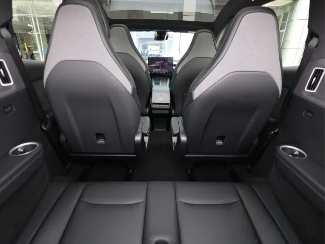 Tesla Model Y L — Фото автомобиля 13