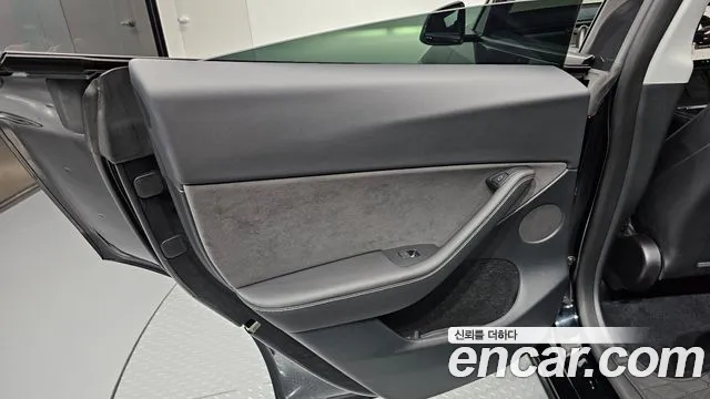 Tesla Model Y — Фото автомобиля 14