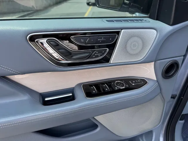 Lincoln Navigator — Фото автомобиля 8
