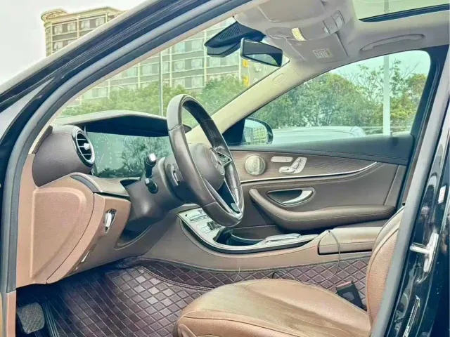 Mercedes-Benz E-Class — Фото автомобиля 4