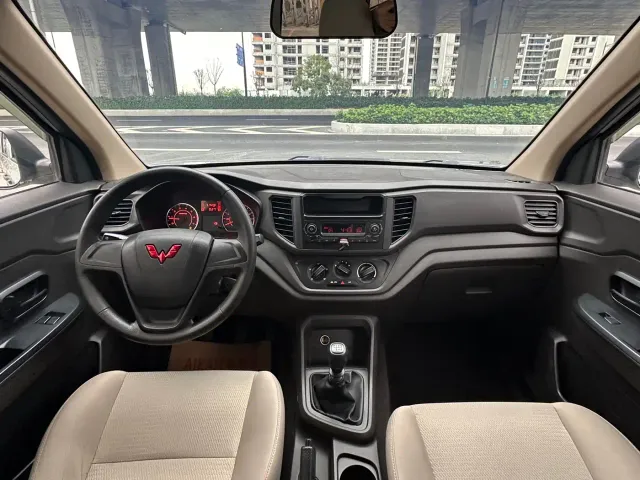 Wuling Hongguang V — Фото автомобиля 12