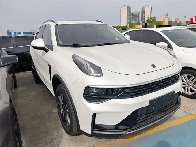 Lynk & Co 01 — Фото автомобиля 3