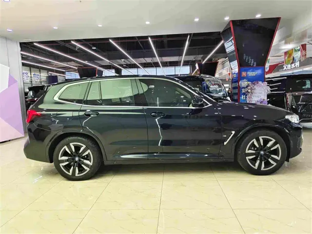 BMW iX3 — Фото автомобиля 12