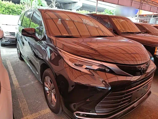 Toyota Sienna — Фото автомобиля 3