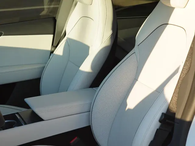Tesla Model Y L — Фото автомобиля 3