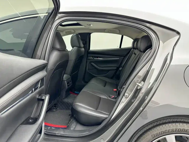 Mazda Axela — Фото автомобиля 19