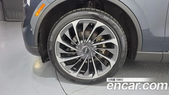 Lincoln Aviator — Фото автомобиля 5