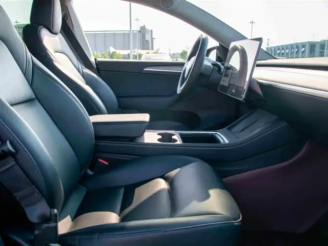 Tesla Model Y — Фото автомобиля 14