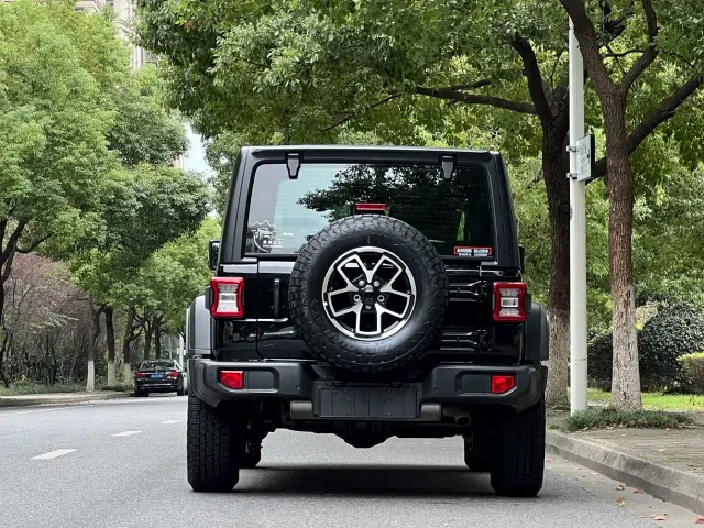 Jeep Wrangler — Фото автомобиля 20
