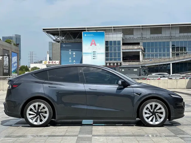 Tesla Model Y — Фото автомобиля 7