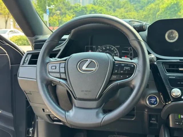 Lexus ES — Фото автомобиля 9