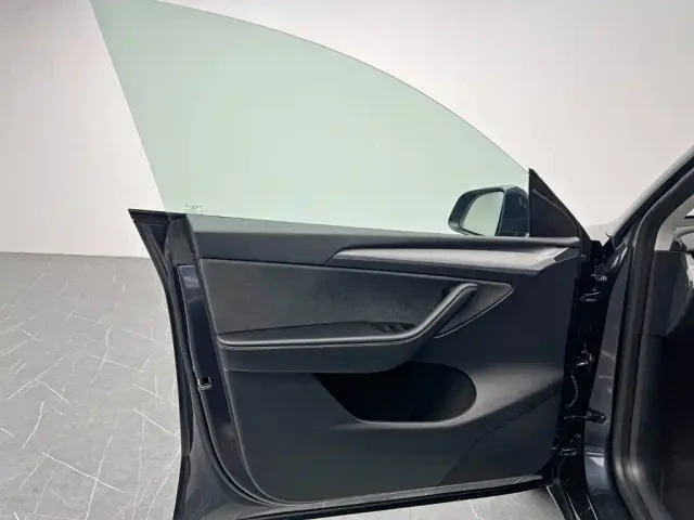 Tesla Model Y — Фото автомобиля 13