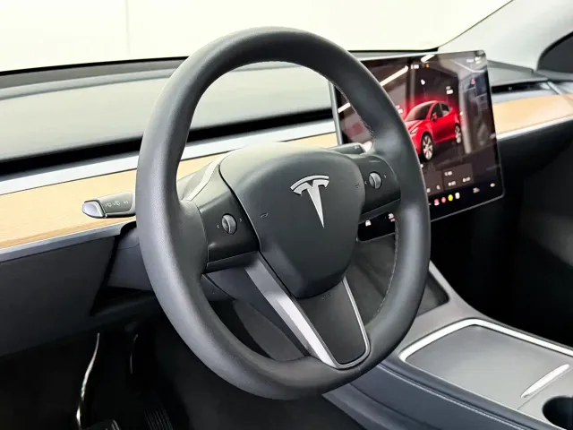 Tesla Model Y — Фото автомобиля 15