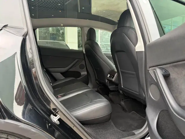 Tesla Model Y — Фото автомобиля 7