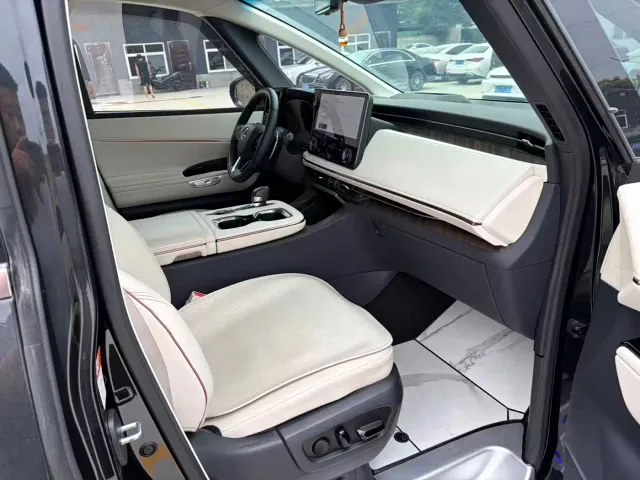 Lexus LM — Фото автомобиля 7