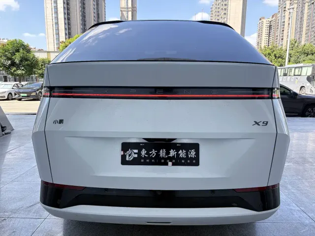 Xpeng X9 — Фото автомобиля 8