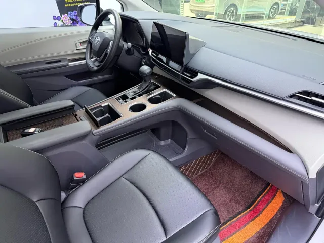 Toyota Sienna — Фото автомобиля 20