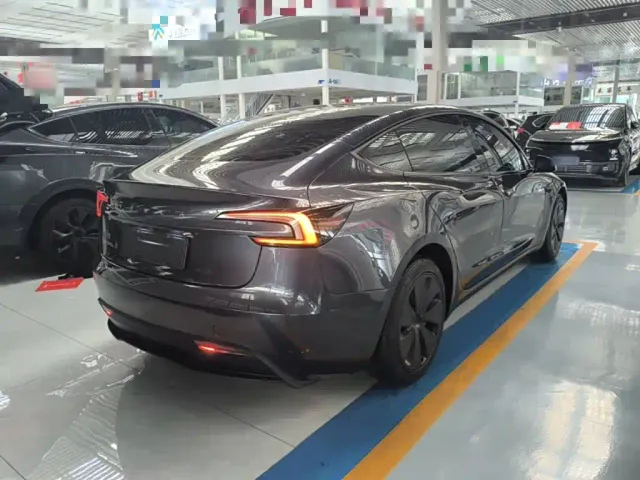 Tesla Model 3 — Фото автомобиля 6