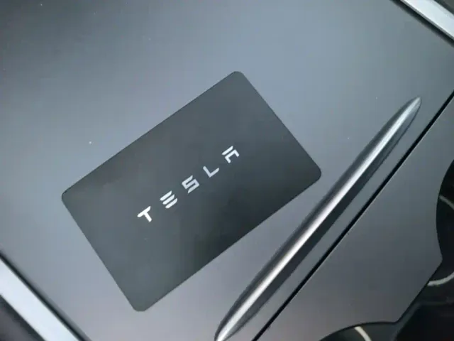 Tesla Model Y — Фото автомобиля 8