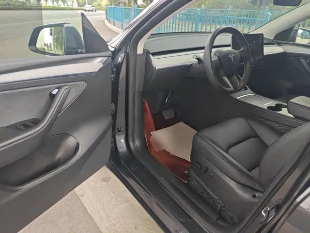 Tesla Model Y — Фото автомобиля 15