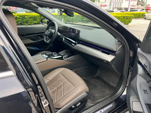 BMW 5 Series — Фото автомобиля 10