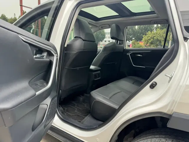 Toyota RAV4 — Фото автомобиля 10