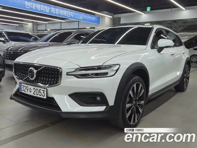 Вольво V60 V60 Cross Country 2 поколение B5 Ultimate AWD — Фото автомобиля 3