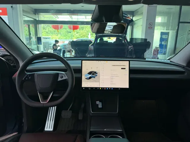 Tesla Model Y — Фото автомобиля 9